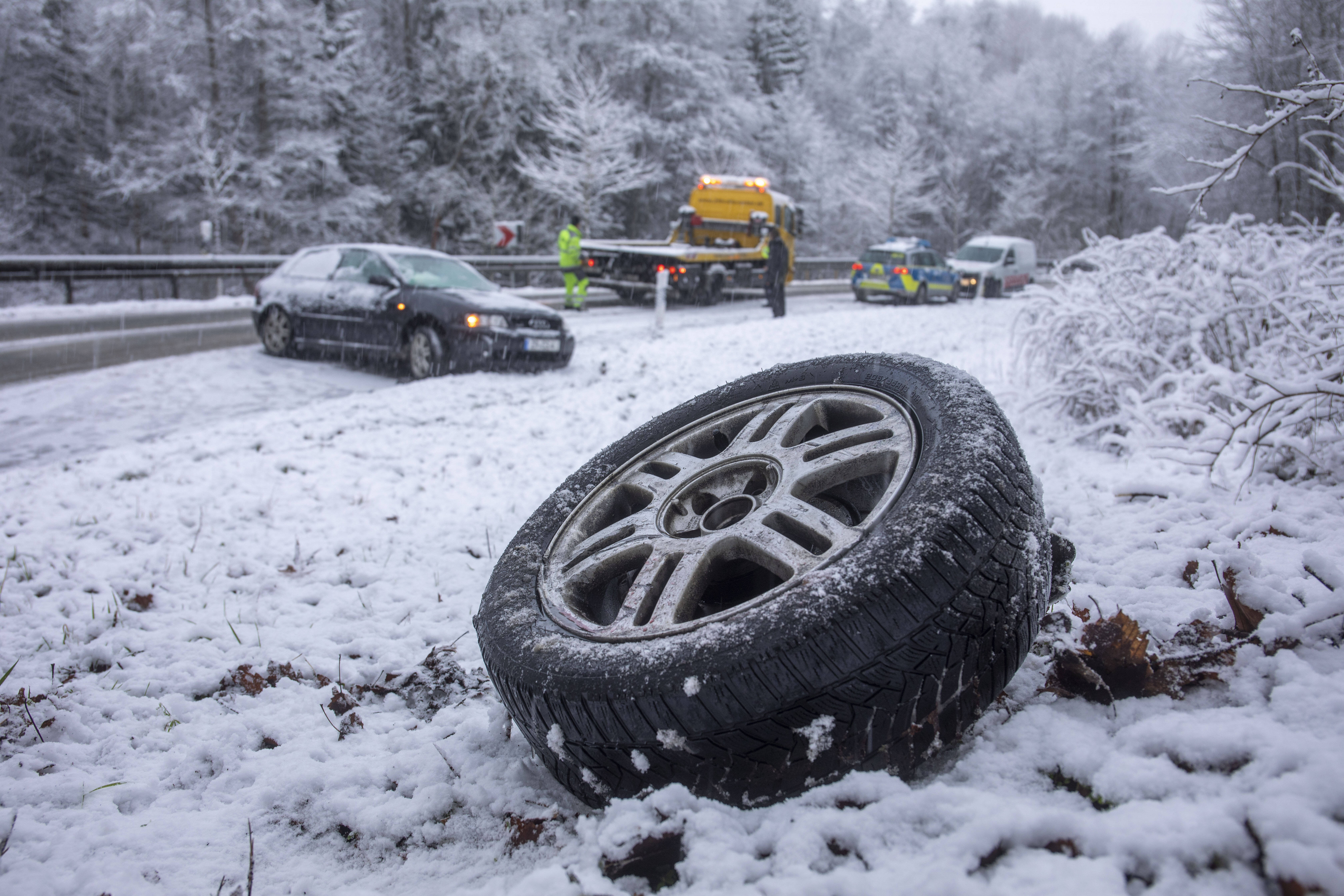 Massenkollision! Chaotischer Verkehrsunfall auf der Autobahn - Insgesamt 9 Menschen verletzt, 12 Autos beteiligt!