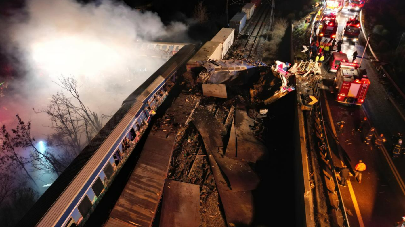 Zug entgleist! Mindestens 30 Menschen tot, viele Verletzte! Schlimmstes Unglück des Landes gemeldet!