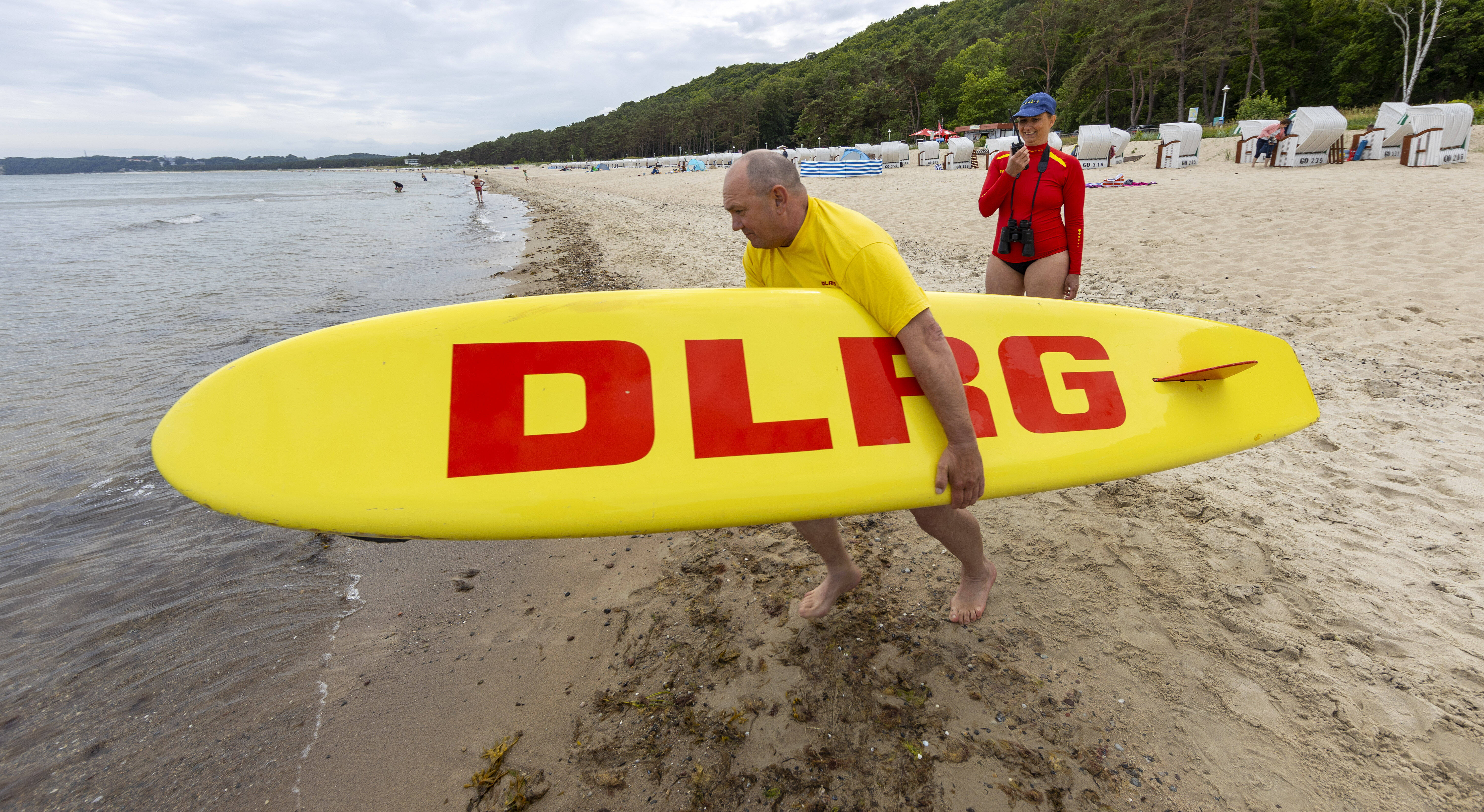 Leiche am Ostseestrand angespült! Schock beim Spaziergang  – Frau findet unbekannte Wasserleiche 