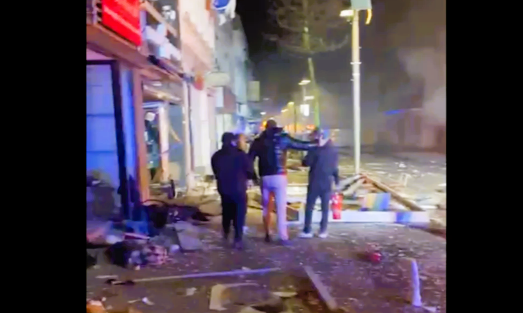 Gewaltige Explosion in Eschweiler - Menschen taumeln verletzt über die Straße! Viele Verletzte!