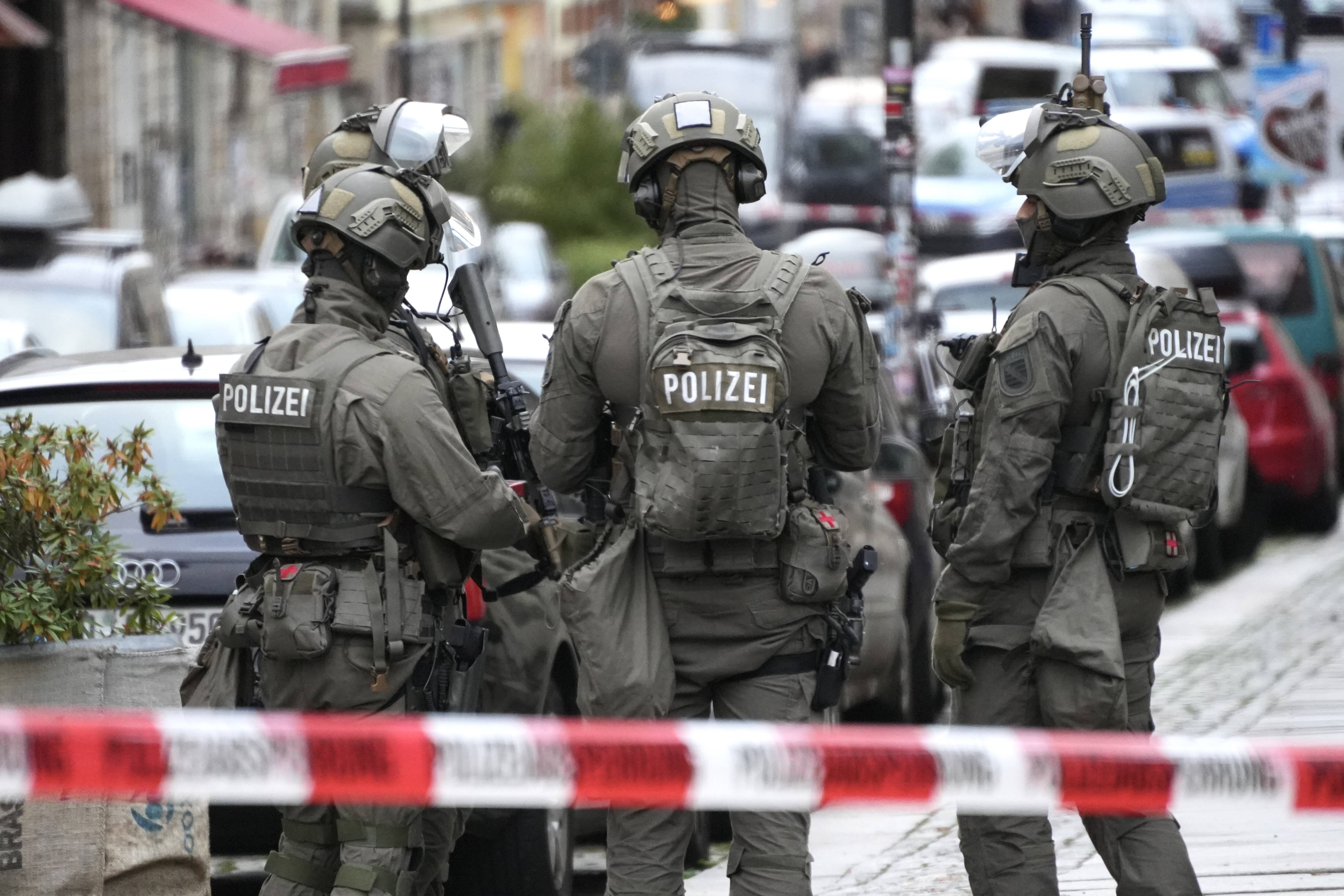 SEK stürmt Remmo-Villa! Schwerbewaffnete Polizisten nehmen 3 Clanmitglieder fest!