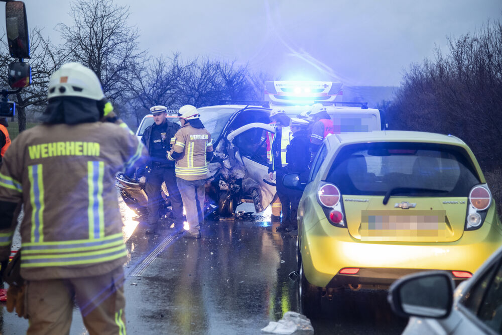 Vollsperrung nach Horror-Unfall! Wagen rast in Stauende, Fahrer stirbt. Keine Rettungsgasse, Gaffer machen lieber Fotos! 