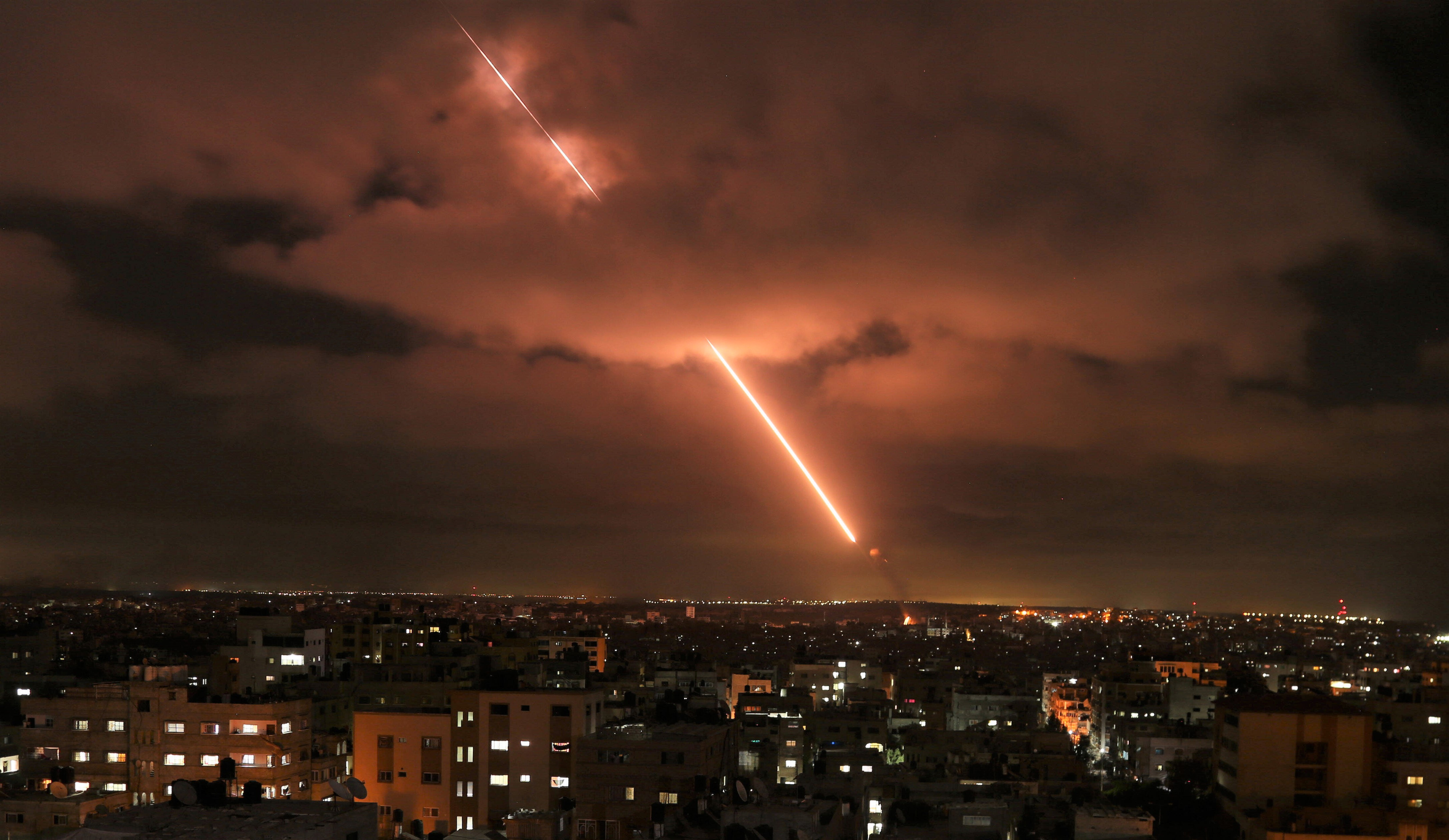 Russischer Flughafen angegriffen! Video zeigt Explosionen über Militärflugplatz - Putin hilflos!