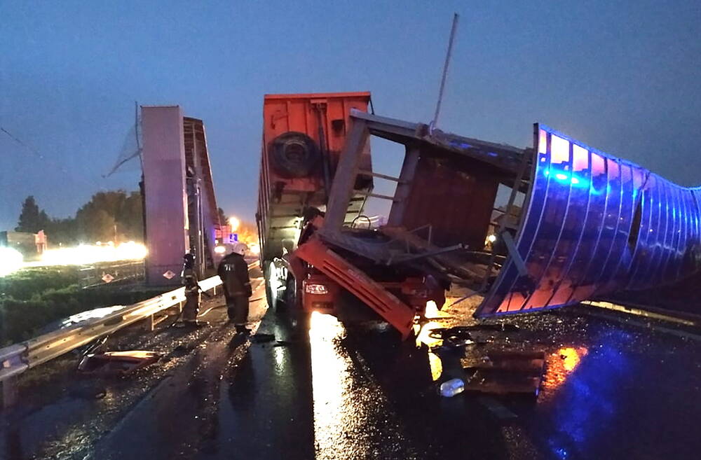 Vollsperrung nach Hubschrauber Landung! Schwerer Unfall auf der Autobahn - LKW-Fahrer mit Rettungshubschrauber abtransportiert