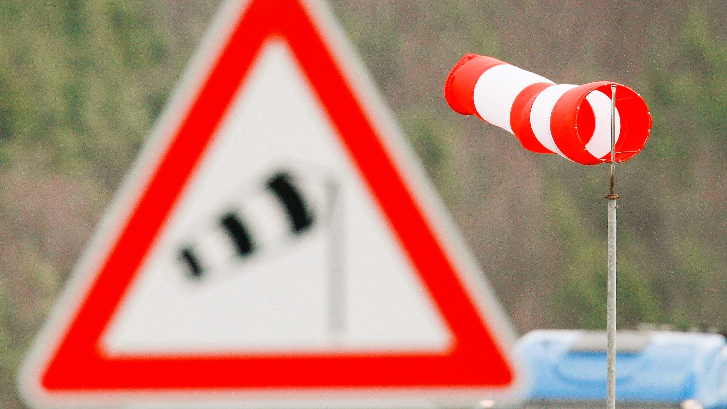 Schwere Unwetterschäden in Deutschland - Zahlreiche Menschen verletzt, ganzes Bierzelt weggeblasen!