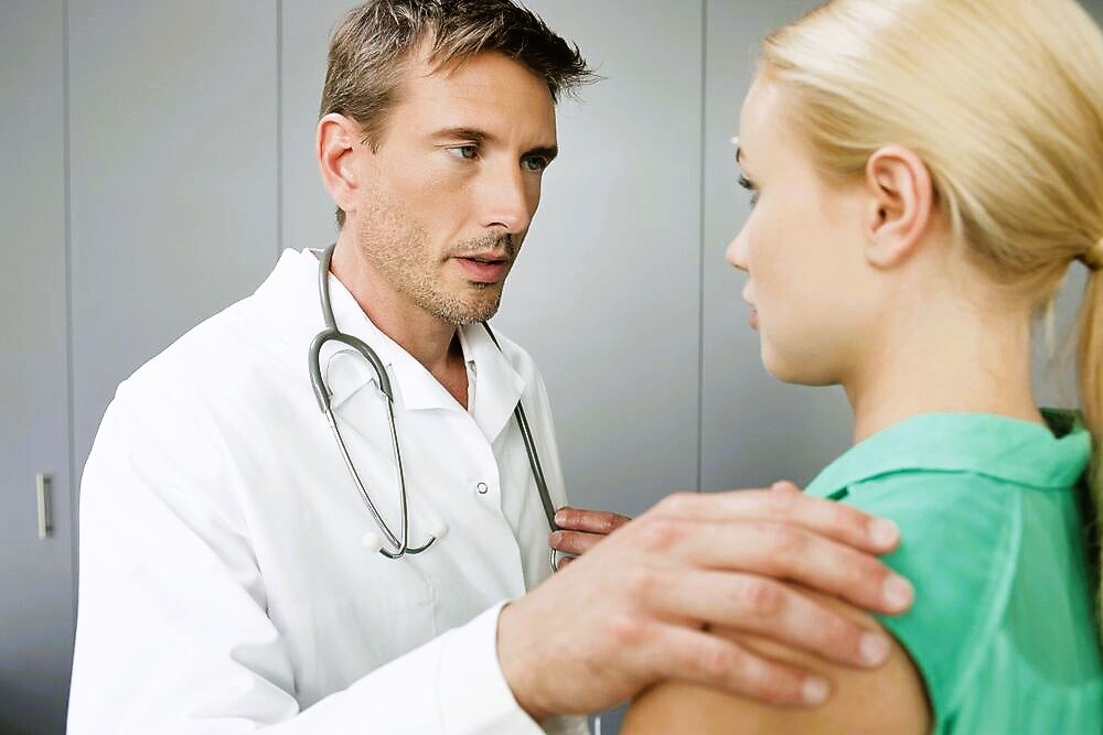 Arzt vergewaltig Patientinnen bei Routine-Untersuchung! Sein Trick war so billig!