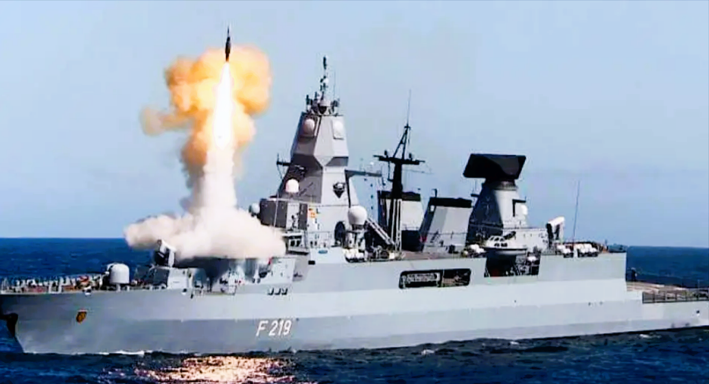 US-Kriegsschiff schießt Raketen über dem Roten Meer ab - Sollten die Geschosse Israel treffen?