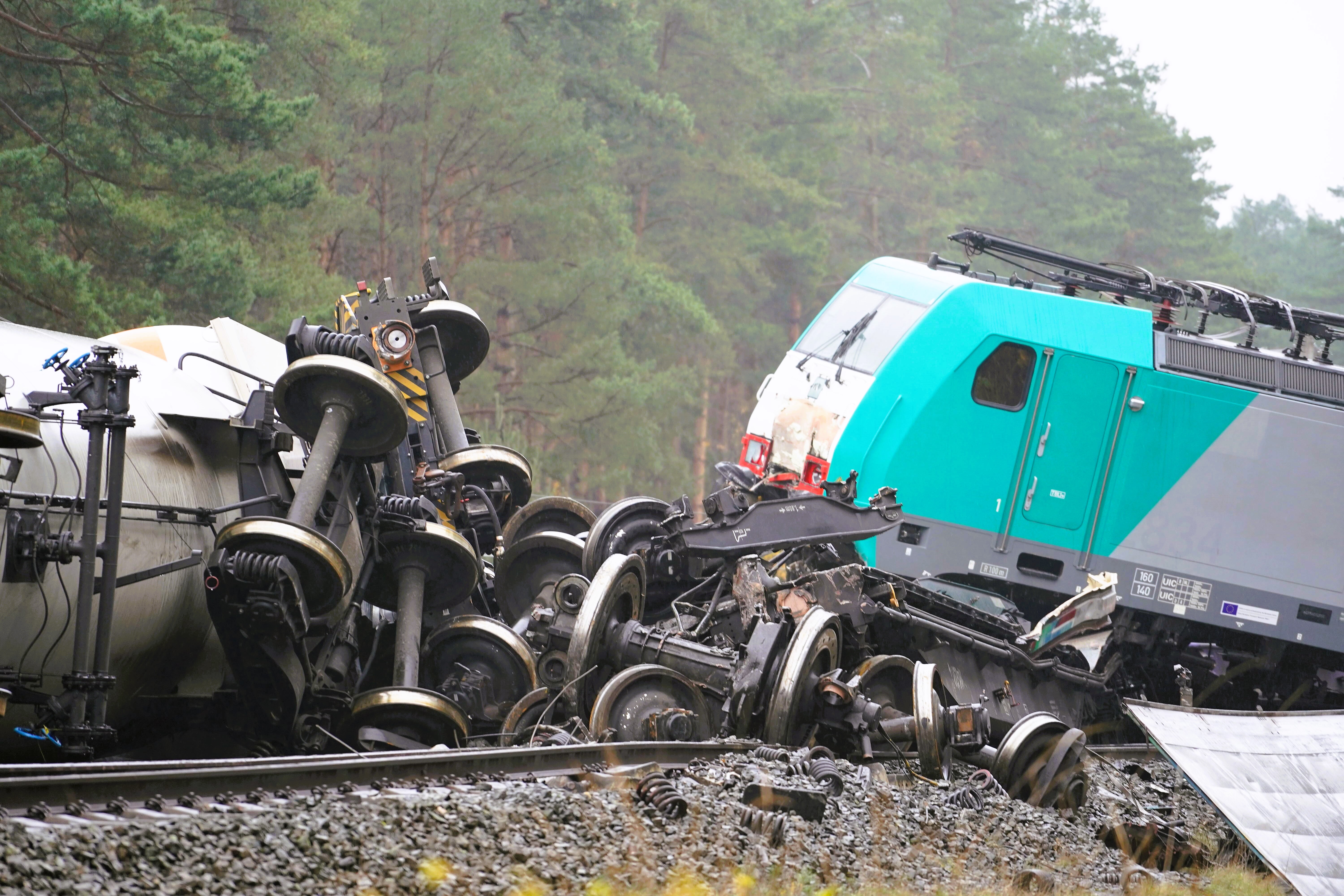Unfall auf Zugstrecke - Personenzug kracht in auf den Gleisen liegenden Baum! Anwohner hatte ihn gefällt!!