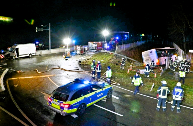 LKW rast in Bus! Mindestens ein Toter und mehrere Verletzt -