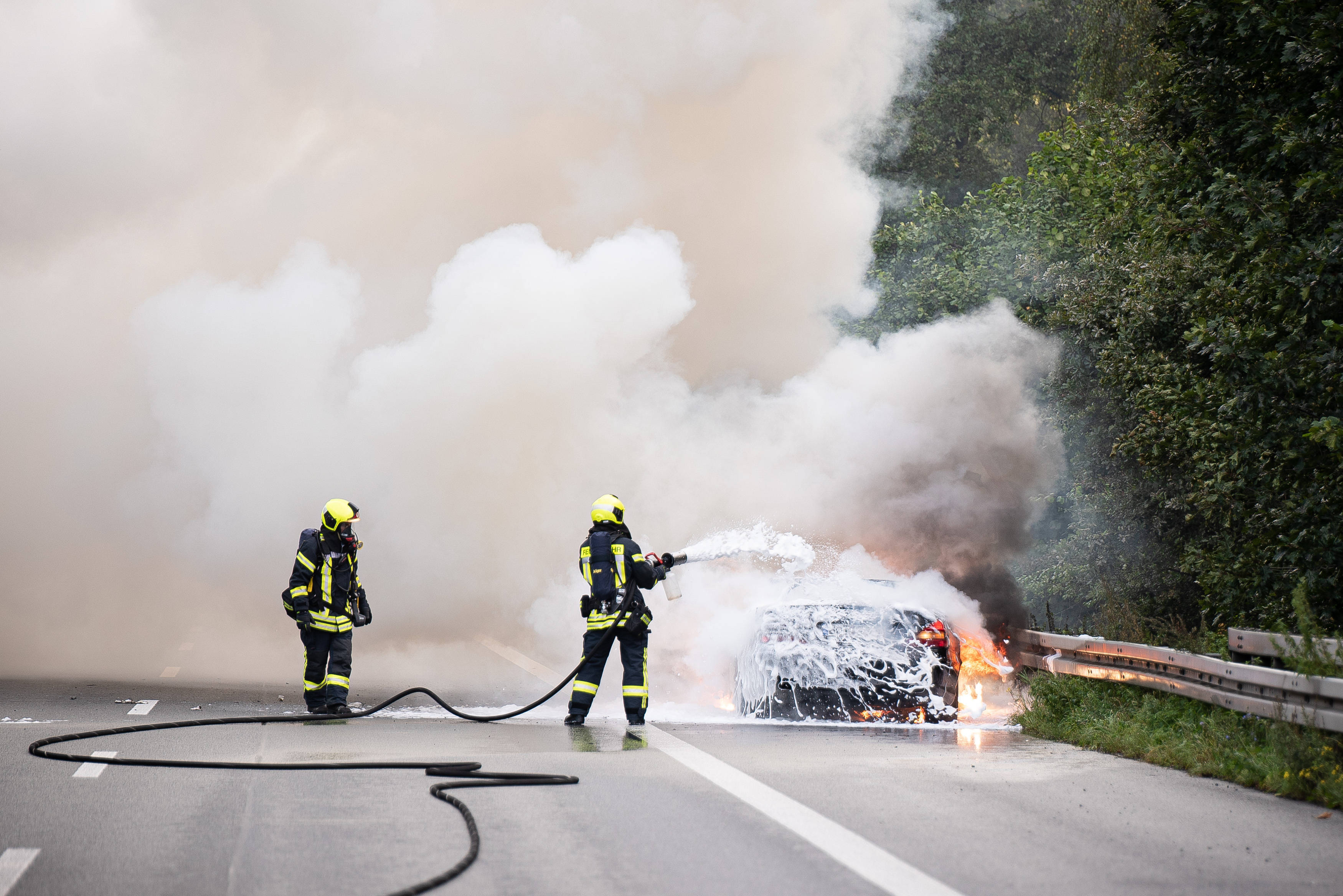 Vollsperrung! Feuer auf der Autobahn! Wagen brennt völlig aus - Flammen auf der Straße