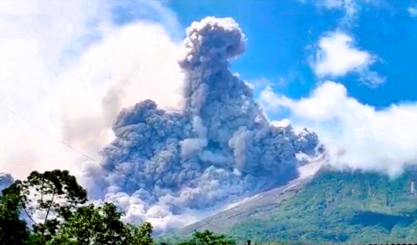 Neue Tsunami-Warnung! Vulkanseite droht ins Meer abzurutschen - Behörden warnen bereits!