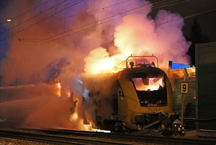 Tragischer Zugunfall in Deutschland – Zahlreiche Verletzte und Todesfälle, Retter im Einsatz