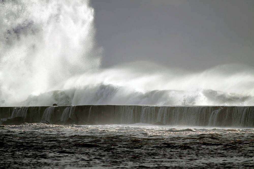 Massive Welle zieht mehrere Touristen ins Meer! Spanische Urlaubsinsel wird zum Albtraum