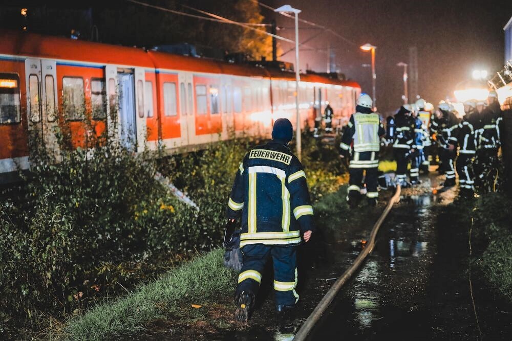 Amokalarm im Regional-Express! Syrer ersticht zwei Menschen und verletzt mehrere schwer!