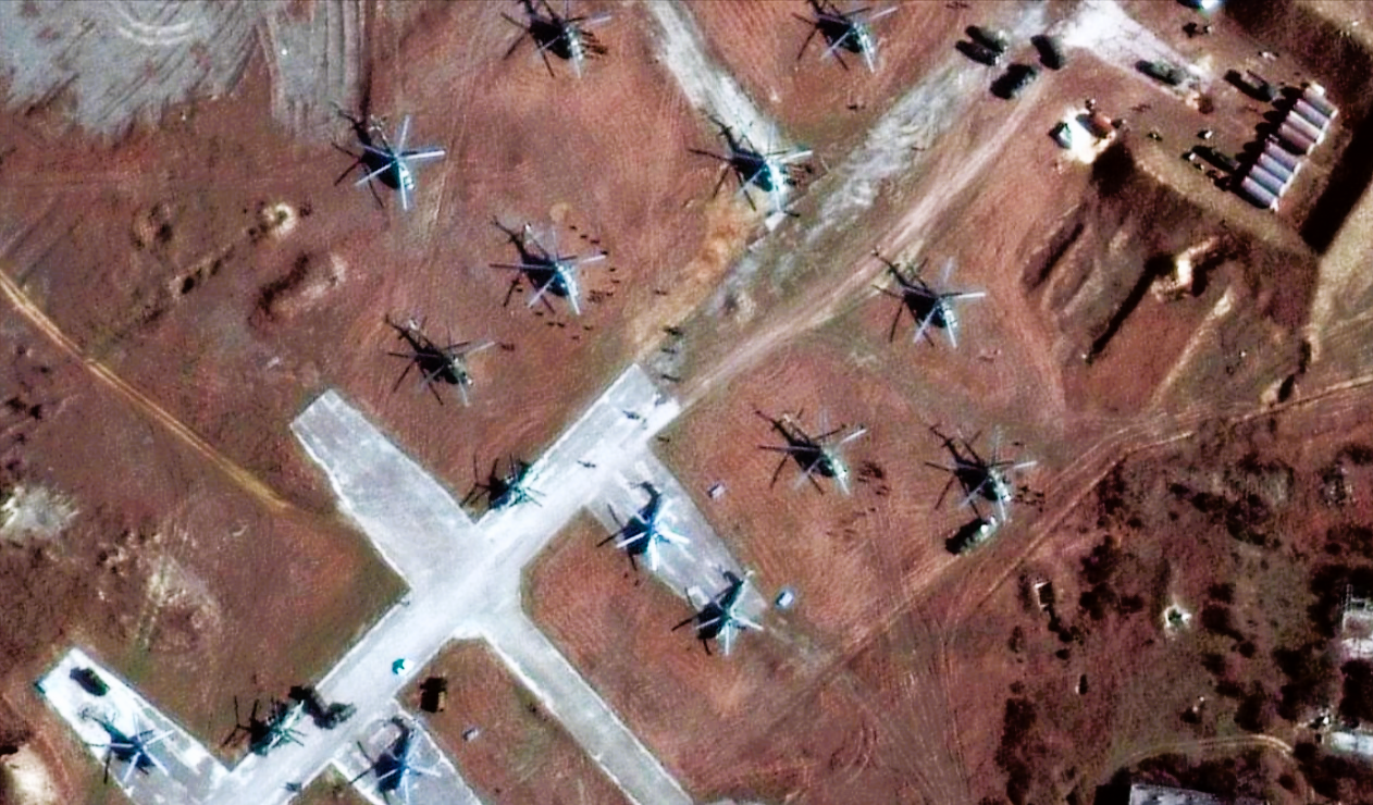 Putin zieht Kampfflugzeuge und Hubschrauber an der Grenze zusammen - US-Regierung-Regierung warnt!