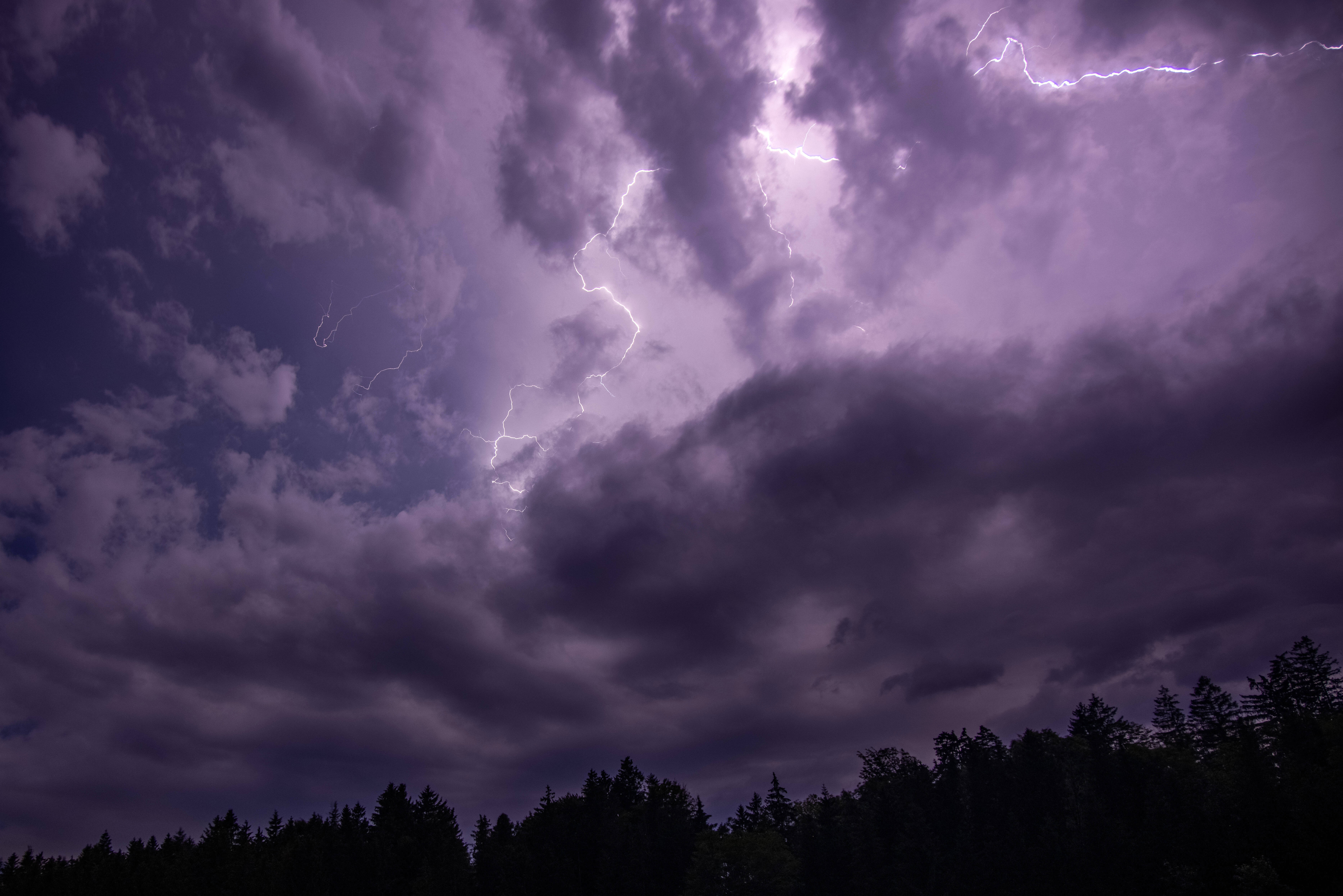 Schwere Unwetterschäden! Mehrere Menschen vom Blitz getroffen und schwer verletzt!