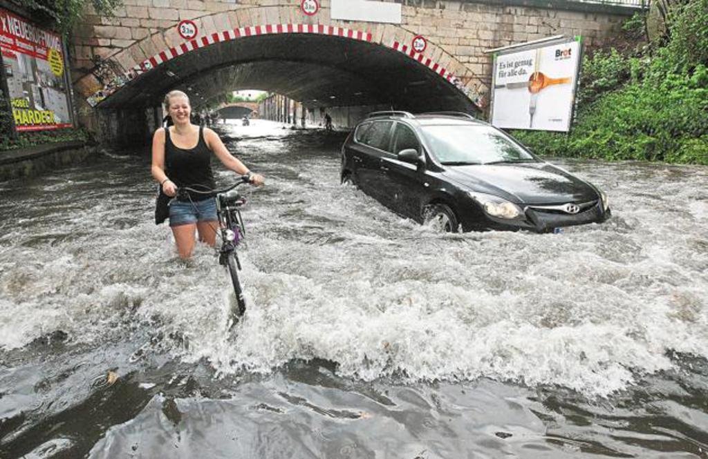 Wetterchaos in Deutschland! Schwere Unwetter, Flugausfälle, Überschwemmungen und riesige Schäden