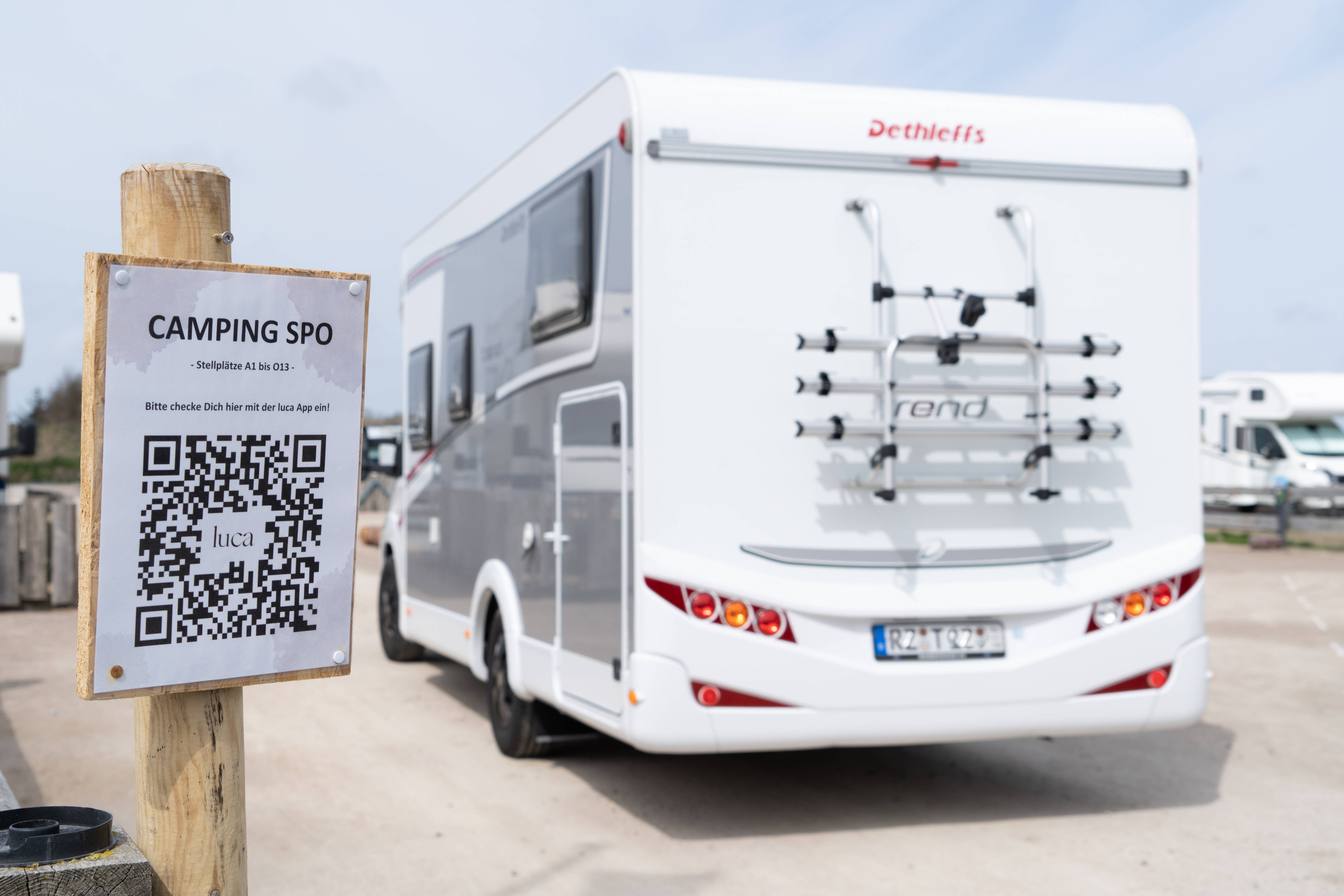 Wohnmobil explodiert! 10-jähriger Junge in den Flammen getötet