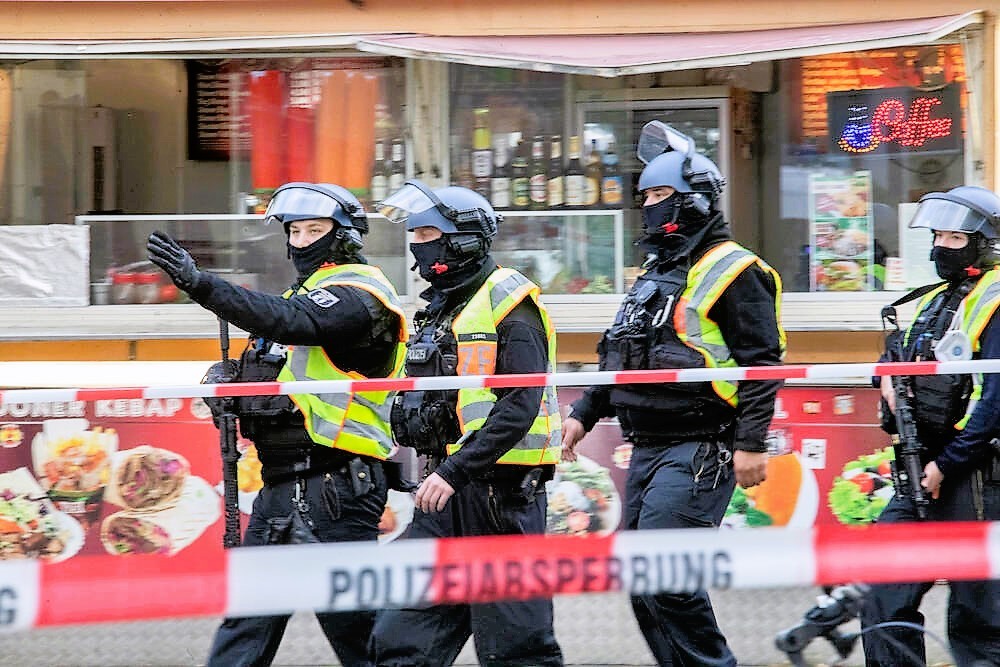 Polizisten müssen Angreifer mit Schüssen stoppen! Dramatische Szenen in Gummersbach