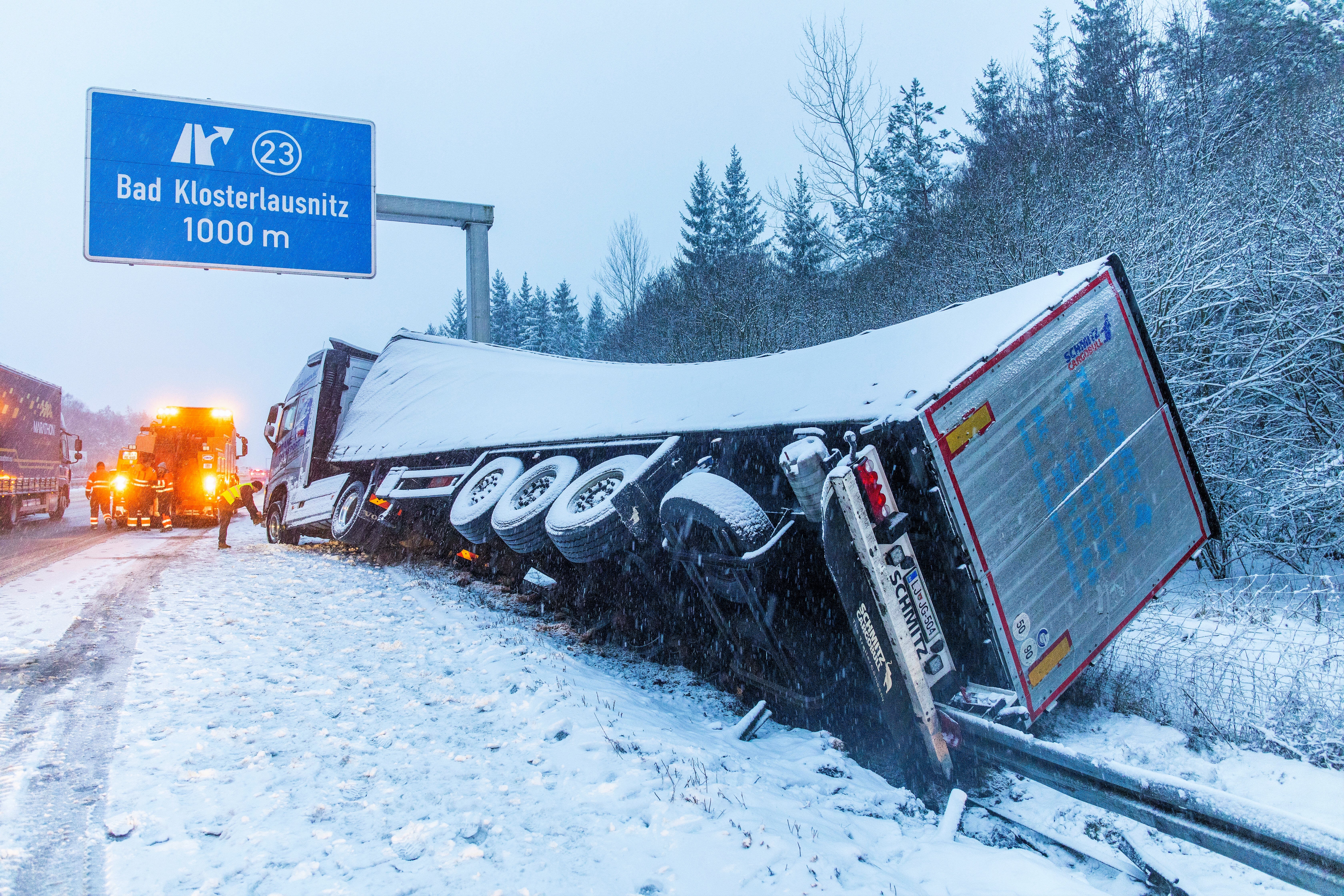 Massenkarambolage auf der Autobahn! 7 Autos und LKWs rasen ineinander - Drei Personen zum teil schwer verletzt