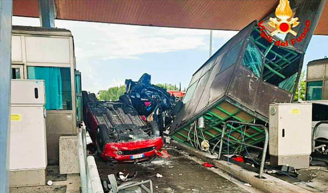 Deutsche rasen in Mautstation auf der Autobahn! Drei Menschen tot